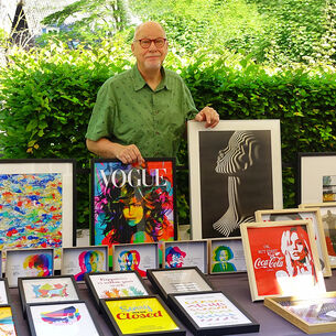 kunstenaar harry met zijn kunstwerken in de kraam