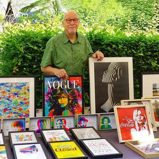 kunstenaar harry met zijn kunstwerken in de kraam