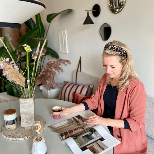 foto interieur stylist aan het werk