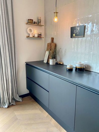 modern keuken interieur van zwarte keuken