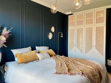 slaapkamer interieur met donkerblauwe muur