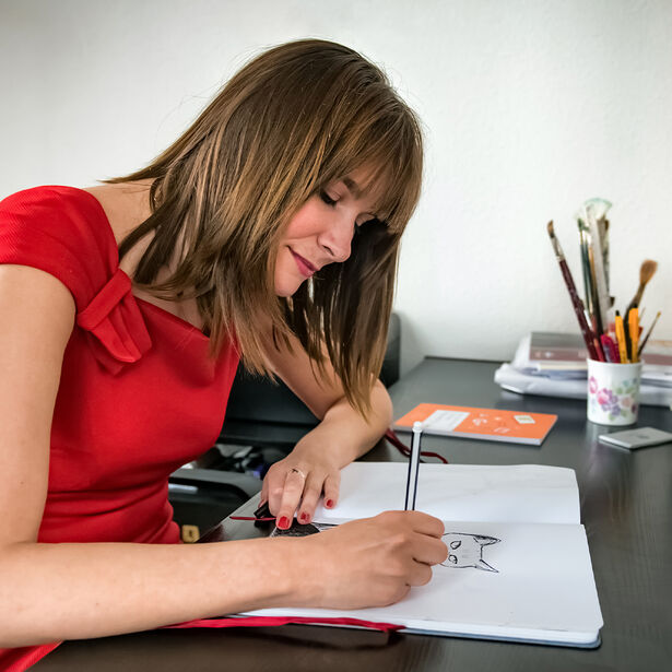 kunstenares karolina aan het schilderen