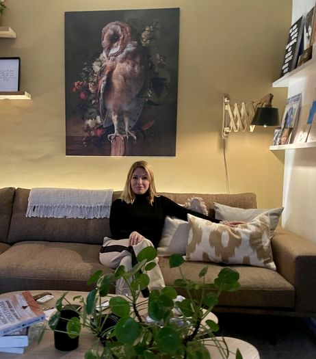 fotokunst van bloem stilleven met uil aan de muur