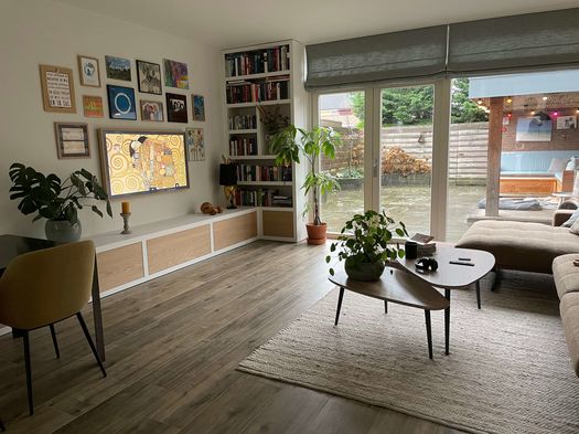 gallery wall van verschillende kunstwerken aan witte muur