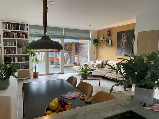 woonkamer interieur met groot fotografisch kunstwerk van uil aan de muur