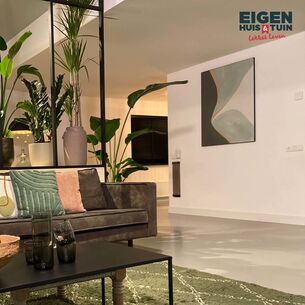 modern abstract schilderij aan de muur bij eigen huis & tuin