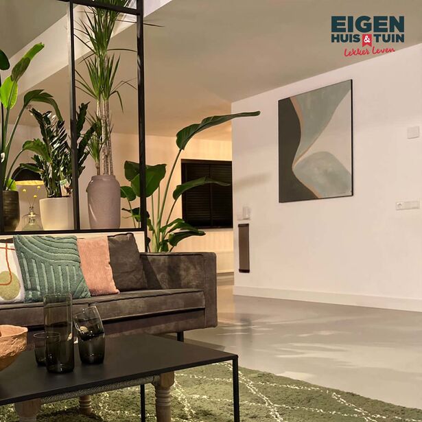 modern abstract schilderij aan de muur bij eigen huis & tuin