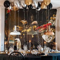feestelijke eettafel met goud, zwart en zilveren ballonnen