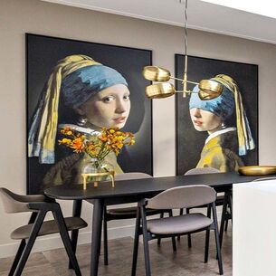 eetkamer interieur met 2 grote schilderijen van meisje met de parel