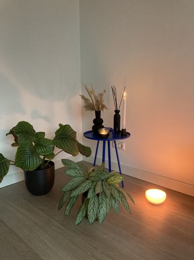 woon interieur met blauw bijzettafeltje