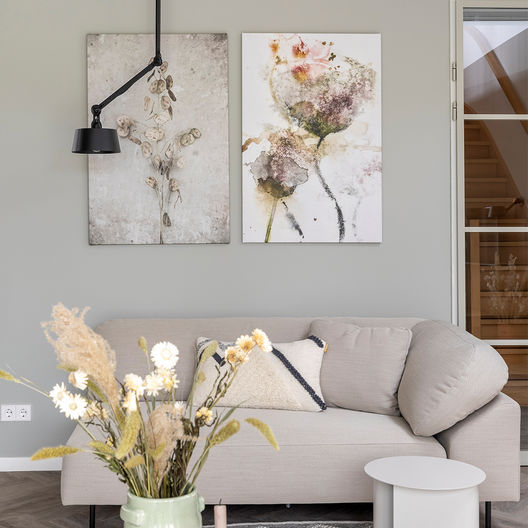 schilderijen van abstracte bloemen aan de muur