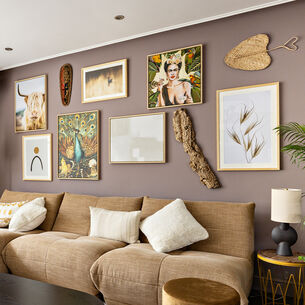 goud wit en groene schilderijen aan de muur boven gouden bank