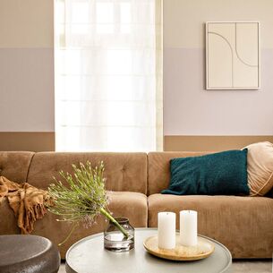 pastel kleurige muur met beige asbtract schilderij