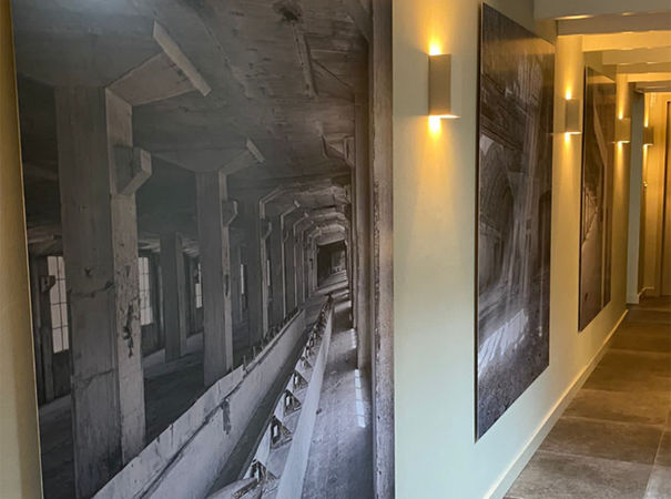 zwart witte foto's aan de muur in de gang