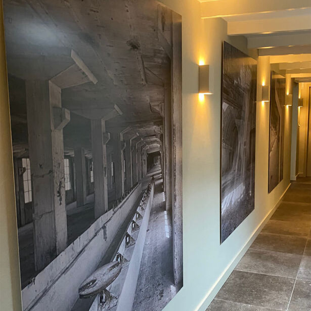 zwart witte foto's aan de muur in de gang