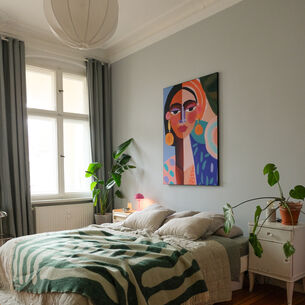 Slaapkamer met groot kleurrijk schilderij boven bed, groene planten en grijs-groene accenten.