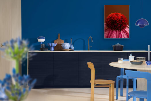 Eetkamer, muur geverfd in Free Grove en groot kunstwerk fotografie van een Zonnehoedje (Echinacea)