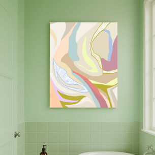 Mintgroene badkamer met abstract kleurrijk kunstwerk boven wit bad en roze handdoek