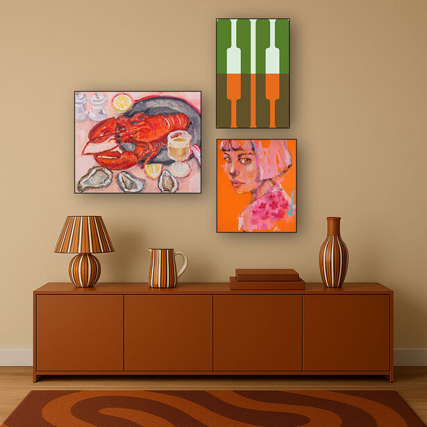 Retro woonkamer met drie kunstwerken: kreeft stilleven, abstract roeispanen, portret roze haar