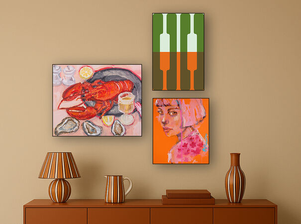 Retro woonkamer met drie kunstwerken: kreeft stilleven, abstract roeispanen, portret roze haar