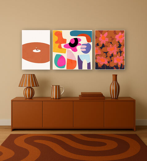 Retro interieur met drie kleurrijke abstracte kunstwerken boven oranje dressoir en vintage lamp