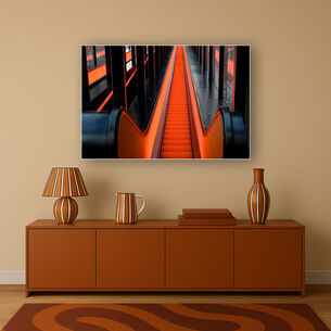 Moderne woonkamer met oranje escalator-kunstwerk boven retro dressoir met gestreepte accessoires