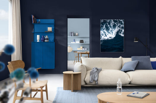 Woonkamer met lichte bank, muur in Flexa Slow Swing en kunstwerk in zelfde tinten