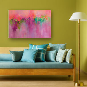 Houten bank met blauwe kussens tegen gele muur met abstract roze schilderij