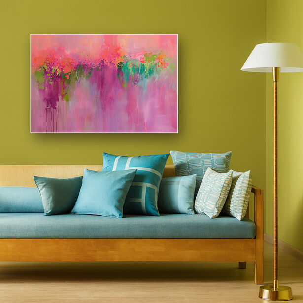 Houten bank met blauwe kussens tegen gele muur met abstract roze schilderij