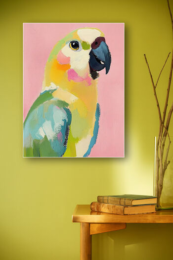 Kleurrijk papegaai schilderij op roze achtergrond tegen gele muur boven houten console