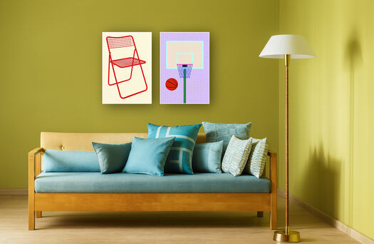 Houten bank met blauwe kussens en twee poster prints van stoel en bloem tegen gele muur