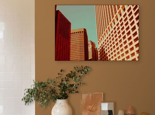 Architectuurfoto met rode gebouwen boven wit dressoir op Sahara Vibe muur