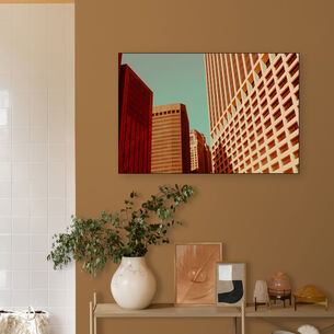 Architectuurfoto met rode gebouwen boven wit dressoir op Sahara Vibe muur