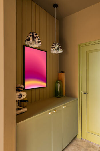 Roze-paarse kunst op Sahara Vibe wand met groene deur en rieten lampen