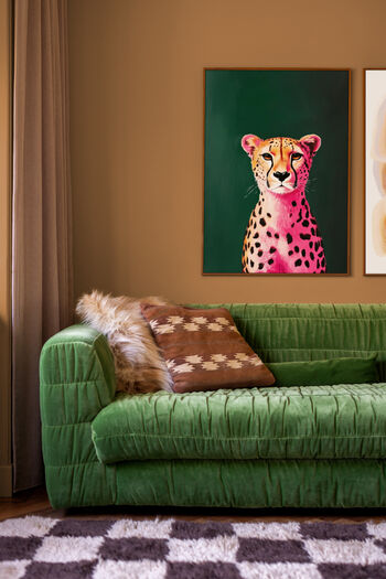 Groene bank met cheetah kunstwerk op Sahara Vibe muur, colourblocking effect