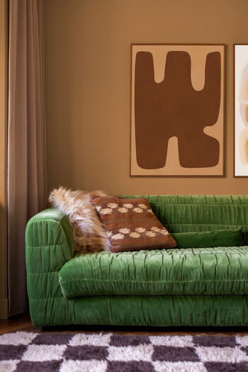 Bruine abstracte kunst boven groene bank op Sahara Vibe muur, ton-sur-ton