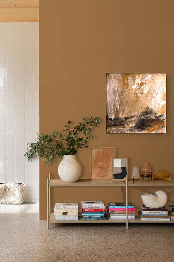 Abstract landschap in bruintinten op Sahara Vibe muur boven houten dressoir