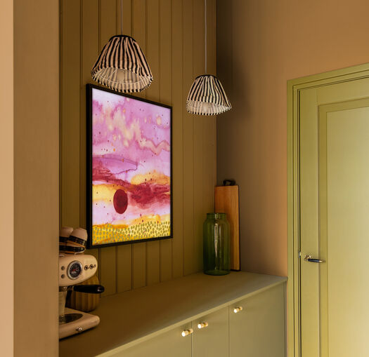 Roze abstract kunstwerk boven wit dressoir op Sahara Vibe wand met groene deur