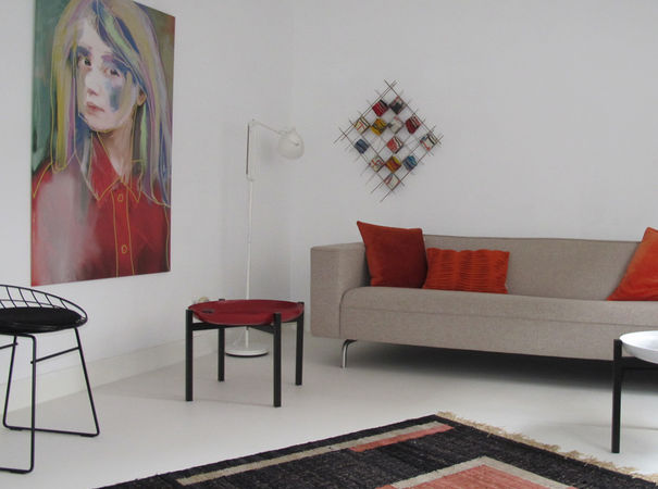 rood schilderij van vrouw aan de muur