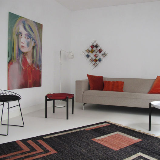 rood schilderij van vrouw aan de muur