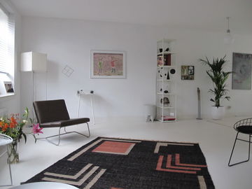 minimalistisch interieur met moderne wanddecoratie
