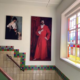 Trap met kleurrijke tegels, schilderij man in rode jas en glas-in-lood raam