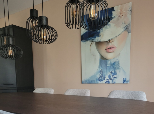 Eetkamer met abstract portret in blauw en zwarte draadlampen