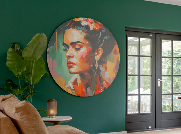 Groene muur met rond kleurrijk portret en stalen deuren