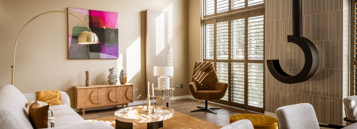 Woonkamer met abstract roze-paars schilderij en gouden booglamp