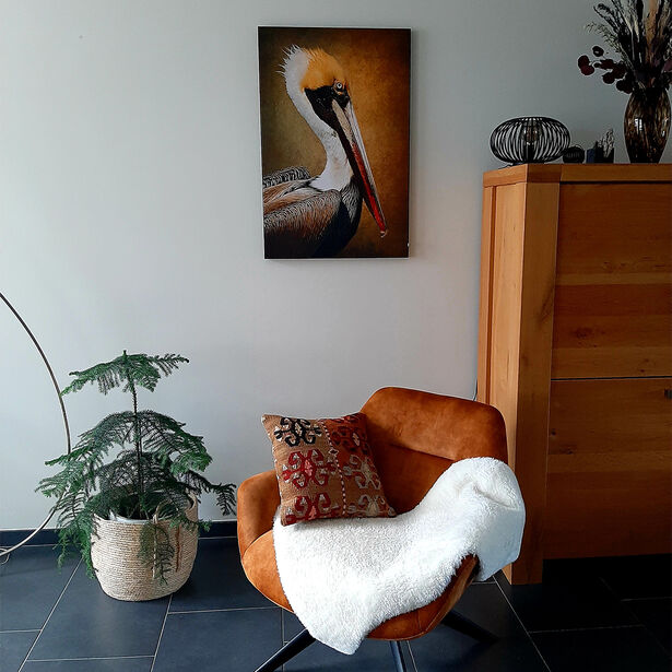 oranje en bruin kunstwerk van vogel aan de muur