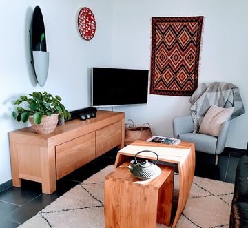 woonkamer interieur met kleurrijk wandkleed