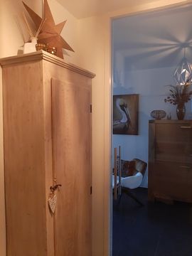 ingelijst schilderij van grote vogel in interieur