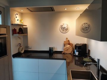 keuken interieur met klok aan de muur