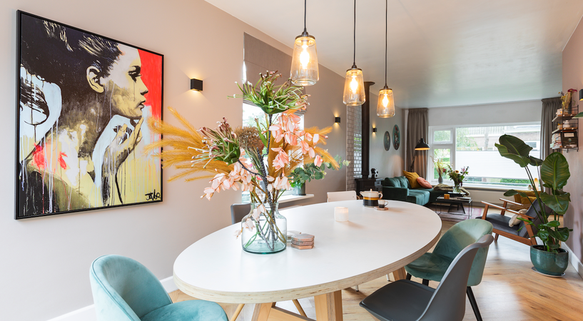 kleurrijk en licht interieur foto met vrouwelijk portret als muurdecoratie